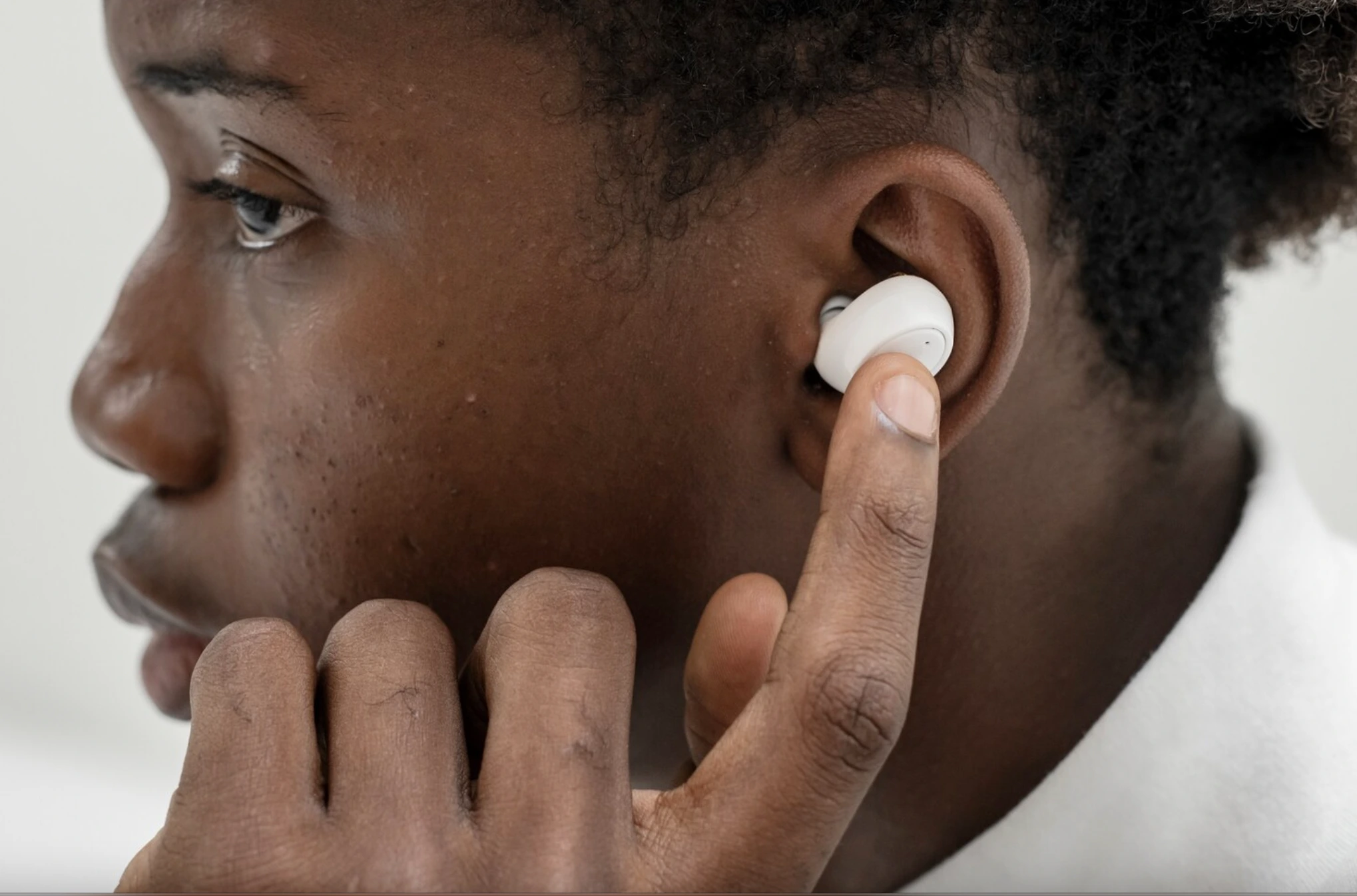 AI Agents In Earbuds, Constantly Listening For Context-Aware Assistance