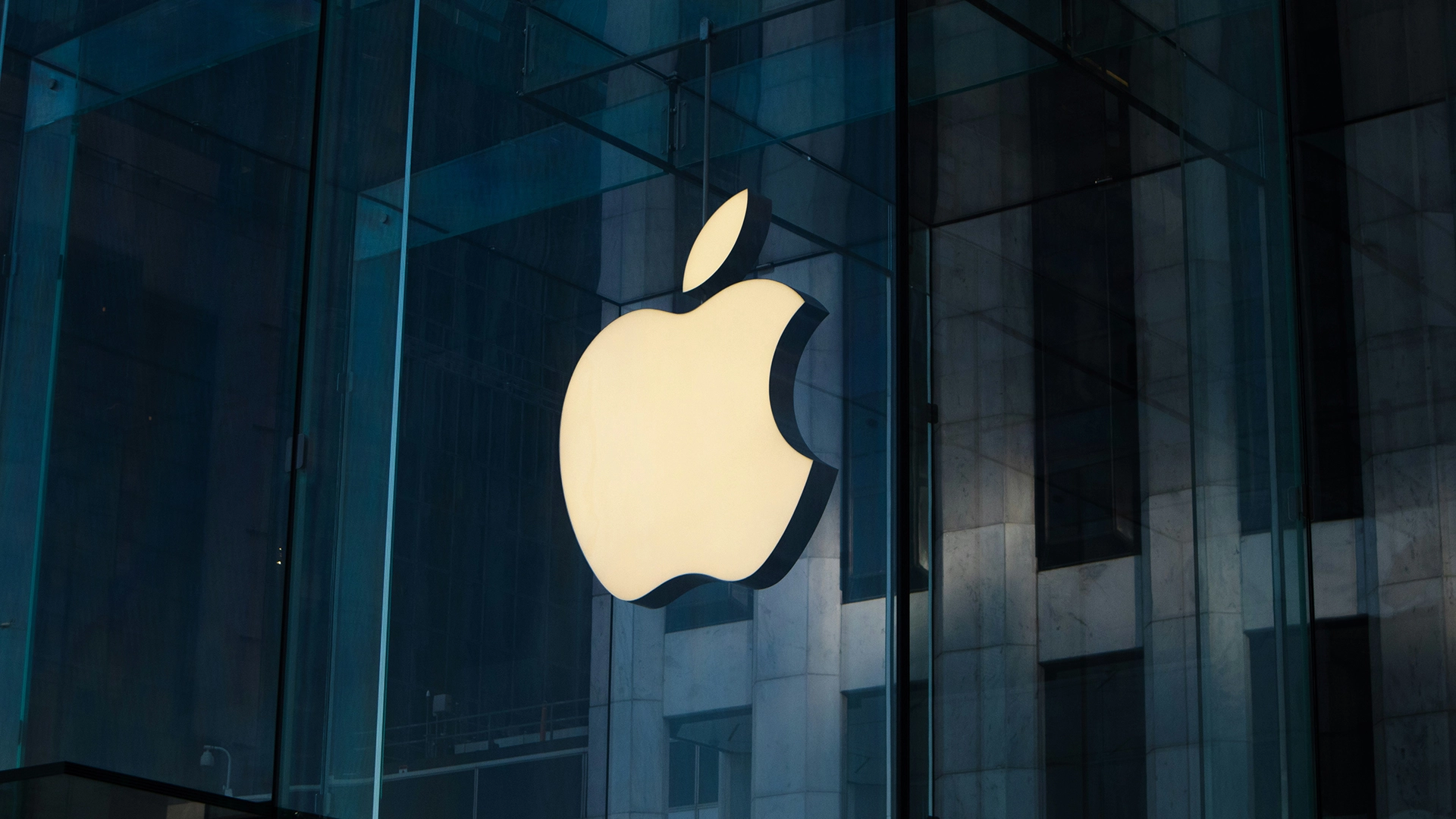 Investors Sue Apple For Allegedly Misleading On AI Progress