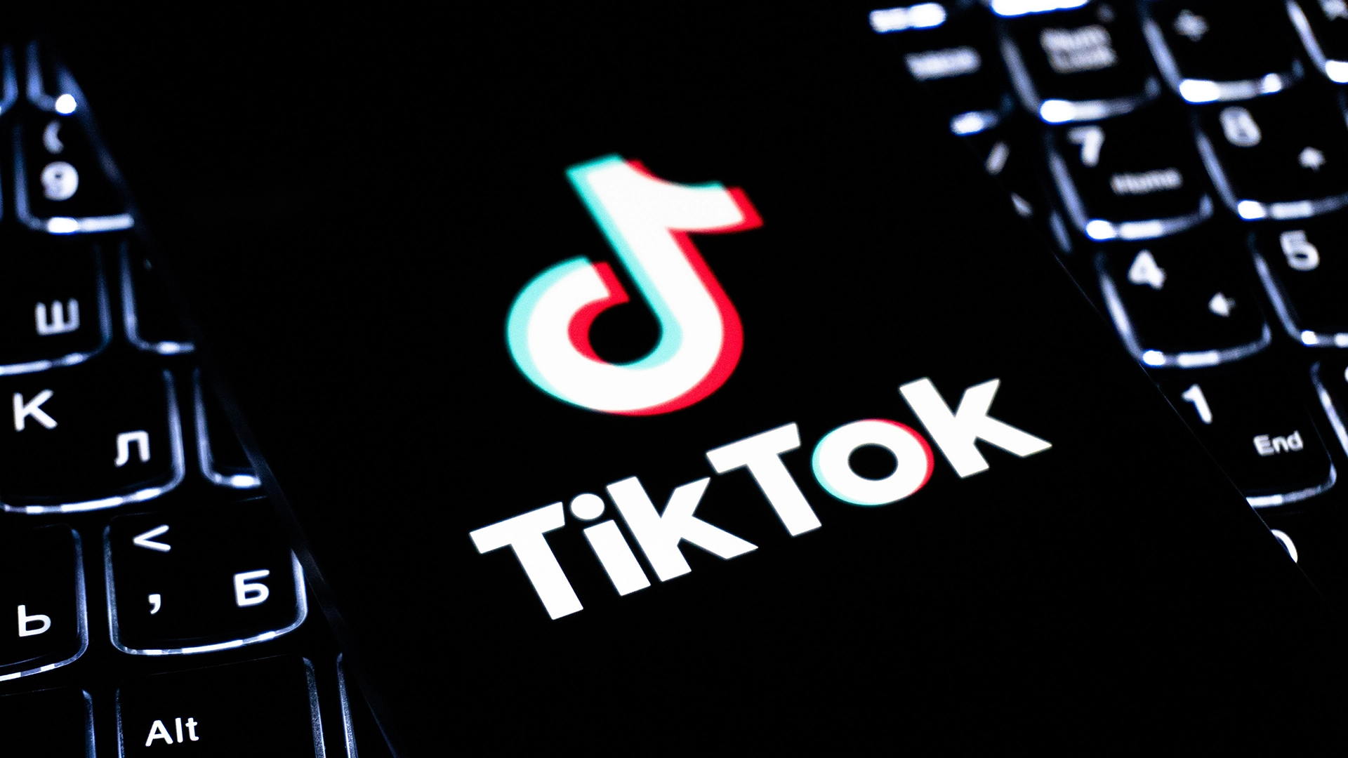 Trump Signs Order To Transfer TikTok’s U.S. Operations to American Investors